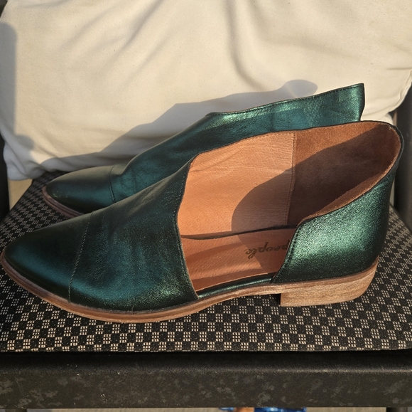 Free People Metallic Green Loafers New - Picture 6 of 6